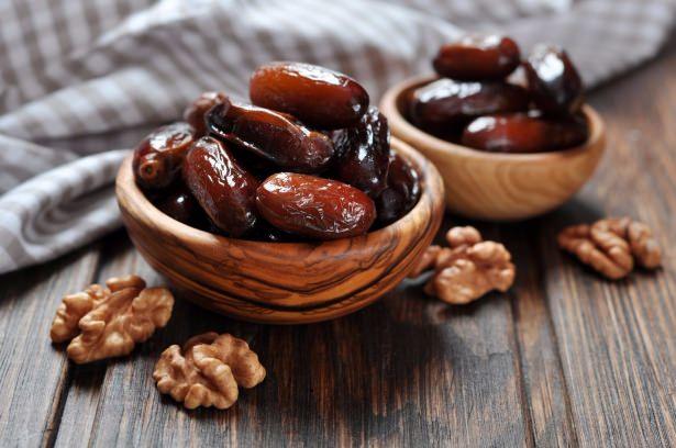 <p>Hurma ve domates aç karna tüketildiğinde mideyi rahatsız ediyor.</p>
