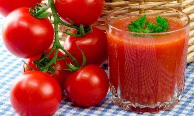 <p>1 kaşık domates suyu, birkaç damla limon ve yarım kaşık balı da karıştırarak aknelere uygulayabilirsiniz. </p>