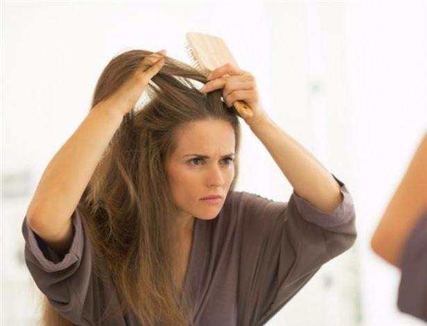 <p>Saç, yüzümüzün en önemli aksesuarlarından biri. Kozmetik firmaları, tip ve cinsiyete göre saç sorunları için çok detaylı ürünler pazarlıyor. Ancak saç sağlığı sadece dışarıdan bakımla olmuyor, içten bakım için de doğru beslenme şart. </p>
