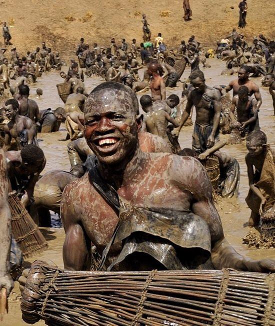 <p>Kabileler, yılda sadece bir kez balık tutabiliyor...</p>
