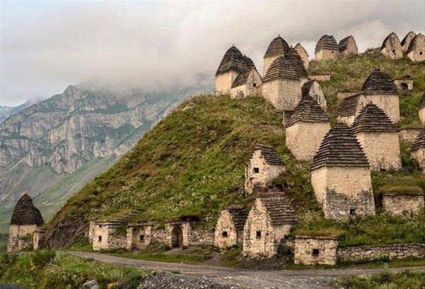 <p>Rusya&rsquo;daki &ldquo;&Ouml;l&uuml;m şehri&rdquo; Dargavs&rsquo;a giden geri d&ouml;nemiyor !&nbsp;</p>

<p>Rusya&rsquo;nın Kuzey Osetya b&ouml;lgesinden ge&ccedil;en 5 sıradağın birine kurulu olan şehir, hakkındaki şehir efsaneleri ve hikayelerin yanısıra, ulaşım zorluğundan dolayı da pek pop&uuml;ler bir gezi mekanı değil.</p>
