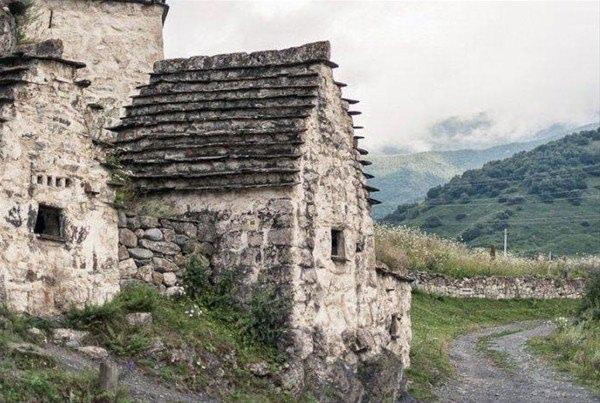 <p>B&ouml;lgeye dar, virajlı ve puslu tepeleri aştıktan sonra varabiliyorsunuz.<br />
&nbsp;</p>
