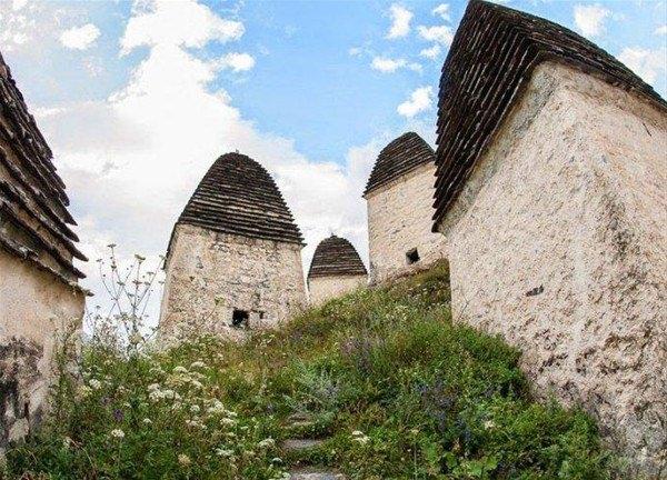 <p>Şehir bir tepe &uuml;zerine kurulu beyaz evlerden oluşuyor. İşte şehre &uuml;n&uuml;n&uuml; kazandıran da bu evler.<br />
&nbsp;</p>
