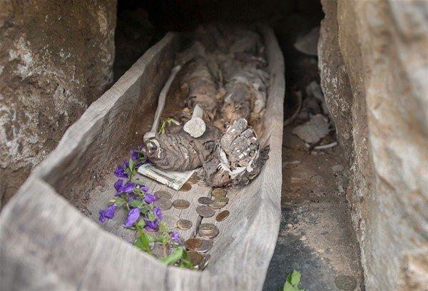 <p>Bulgular ise ilgin&ccedil;. Mesela yapılan kazılarda &ouml;l&uuml;lerin kayık i&ccedil;inde g&ouml;m&uuml;ld&uuml;ğ&uuml; g&ouml;r&uuml;ld&uuml;.</p>
