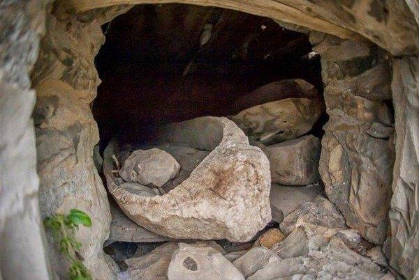 <p>Hi&ccedil;bir yerinde akarsu bulunmayan yere kayıkların nereden geldiği gizemini korusada efsaneye g&ouml;re, ruhların cennete gitmek i&ccedil;in bir nehri ge&ccedil;mek zorunda olduğu inancına dayandığı tahmin ediliyor.&nbsp;</p>
