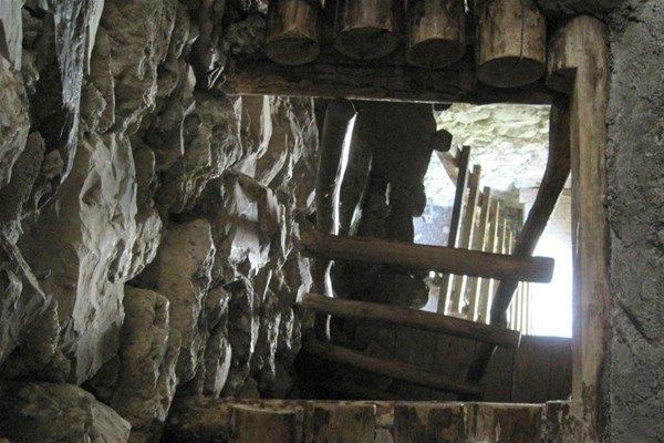 <p>&nbsp;&Ouml;l&uuml;m Kenti'nde yeraltı ve yer &uuml;st&uuml; olmak &uuml;zere toplam 95 tane mezar bulunuyor.&nbsp;</p>
