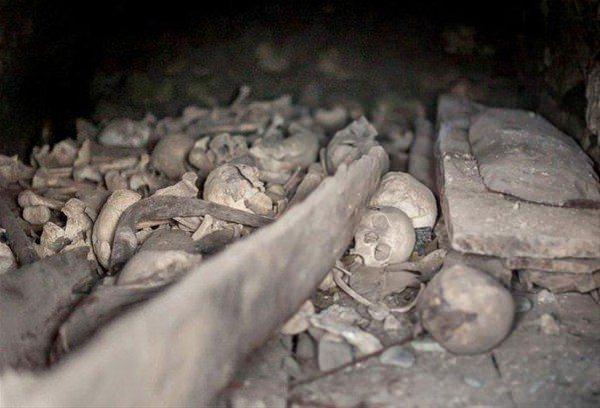 <p>Bunların 30 tanesi zengin ailelere ait olduğu s&ouml;ylenilen yer&uuml;st&uuml; mezarı, 65 tanesi ise yoksul ailelere ait olan yeraltı mezarları.&nbsp;</p>
