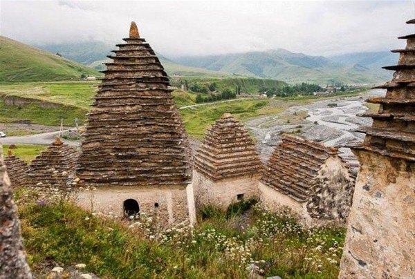<p>&Ouml;l&uuml;m Evleri'nin bek&ccedil;isi olan 60 yaşındaki Badtiyate s&uuml;lalesinden Dzahot ise, kendi soyuna ait mezarı g&ouml;stererek "Bunlara Oset dilinde Zeppes denilir. 14.yy'da toprağa duyulan ihtiya&ccedil; nedeniyle atalarım, fazla yer tutmaması sebebiyle kule şeklinde mezarlar yapıp, &ouml;l&uuml;lerini buraya g&ouml;mm&uuml;şler.</p>
