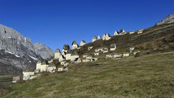 <p>&nbsp;Daha sonra ise, şiddetli hastalığa yakalananlar kendi soylarına ait mezara giderek orada &ouml;lm&uuml;şler. 18.yy'a kadar da b&uuml;t&uuml;n &ouml;l&uuml;lerini buraya g&ouml;mm&uuml;şler".</p>
