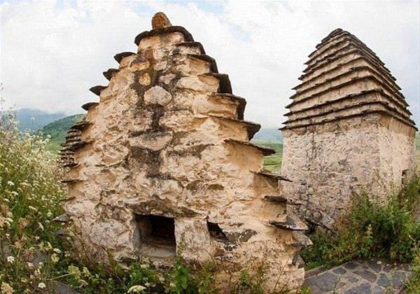 <p>Demek ki salgın hastalıklar &ccedil;ıktığı d&ouml;nemlerde bu yapılar mevcuttu. Ancak mezarların yapılış sebebi g&uuml;n&uuml;m&uuml;zde de tartışma konusu olmayı s&uuml;rd&uuml;r&uuml;yor.</p>
