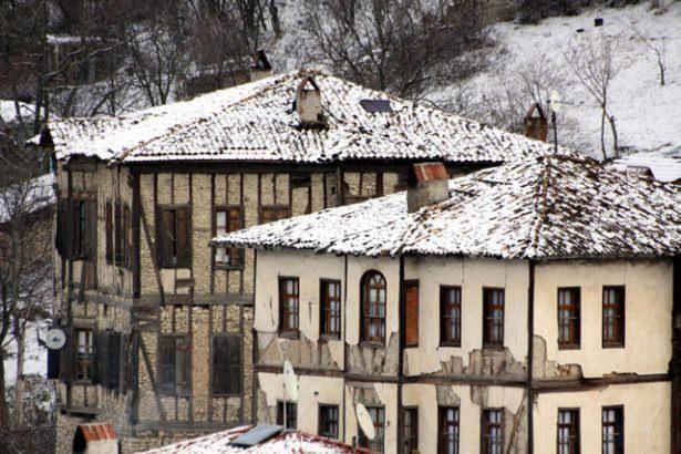 <div><span style="line-height:1.6">UNESCO Dünya Kültür Mirası Listesi'nde bulunan Safranbolu ilçesinde kar yağışının ardından adeta gelinlik giyen tarihi evler, güzel görüntüler oluşturdu.</span></div>