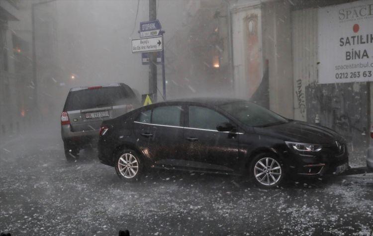 <p>Meteoroloji'nin vatandaşı uyardığı şiddetli yağış, akşam saatlerinde İstanbul'u esir aldı</p>
