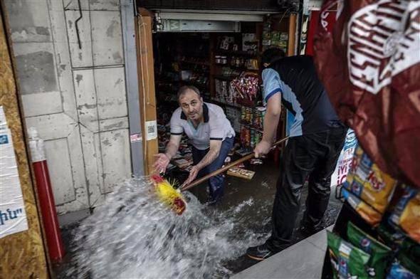 <p>İstanbul'da gece aralıklarla devam eden ve sabah saatlerinde şiddetini arttıran gök gürültülü sağanak yağış İstanbul'u adeta felç etti. Bir çok binayı su basarken, işe gitmek için güne uyanan İstanbullular zor anlar yaşadı. Yağmura yakalanan bazı vatandaşlar üst geçitlerin altına, bina saçaklarına ve otobüs duraklarına sığındı. Sağanak nedeniyle toplu ulaşımda da olumsuzluklar yaşandı.</p>
