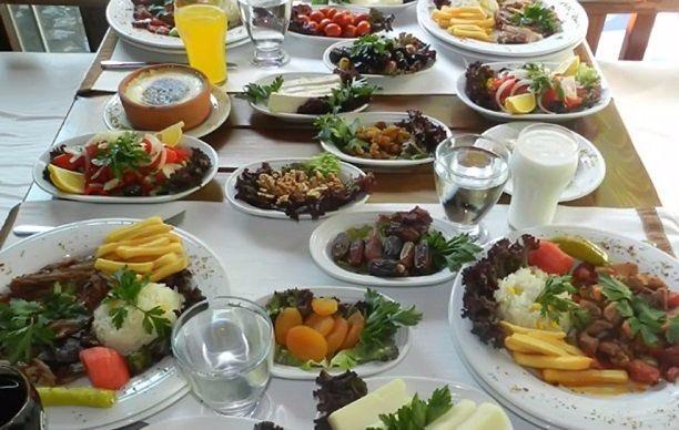 <p><em><strong>Yediklerimizi yavaş yemek, lokmaları yeterince çiğnendikten sonra yutmak ve iftardan 1-2 saat sonra yapılacak hafif bir yürüyüş, hem sindirime yardımcı olacak hem de kalp damar sağlığınız için faydalı bir aktivite oluşturacaktır. </strong></em></p>
