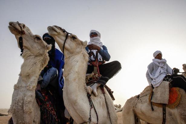 <p>Tunus'un güneyinde bulunan ve Sahara Kapısı olarak bilenen Douz kentinde, 'Uluslararası Douz Çöl Festivali' (Sahra Festivali) başladı.</p>
