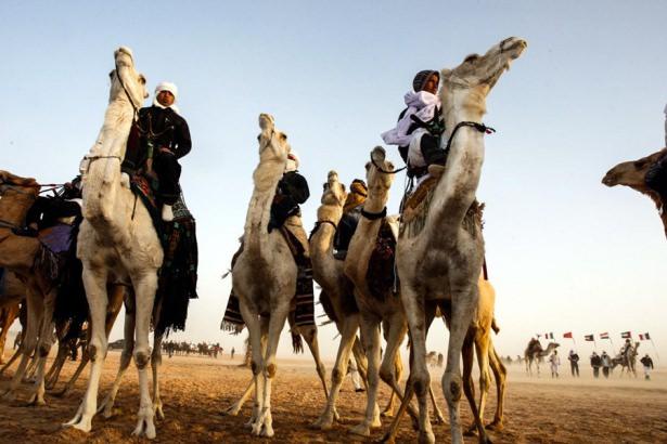 <p>Binlerce Bedevi, Berberi ve Kuzey Afrikalı göçebe halkların buluştuğu festivalde at ve deve yarışları, geleneksel çöl düğünleri, av gösterileri ve uçurtma yarışları, geleneksel müzikler ve danslar eşliğinde gerçekleştirildi.</p>
