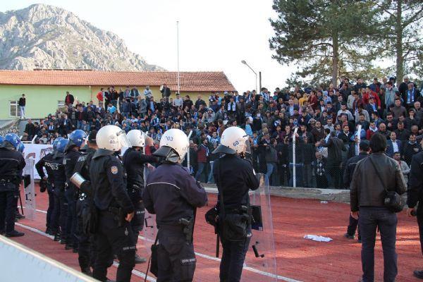 <p>AMASYA'da Bölgesel Amatör Lig 4'üncü grupta mücadele eden Yeni Amasyaspor- Erbaaspor müsabakası sonrasında olaylar çıktı.</p>
