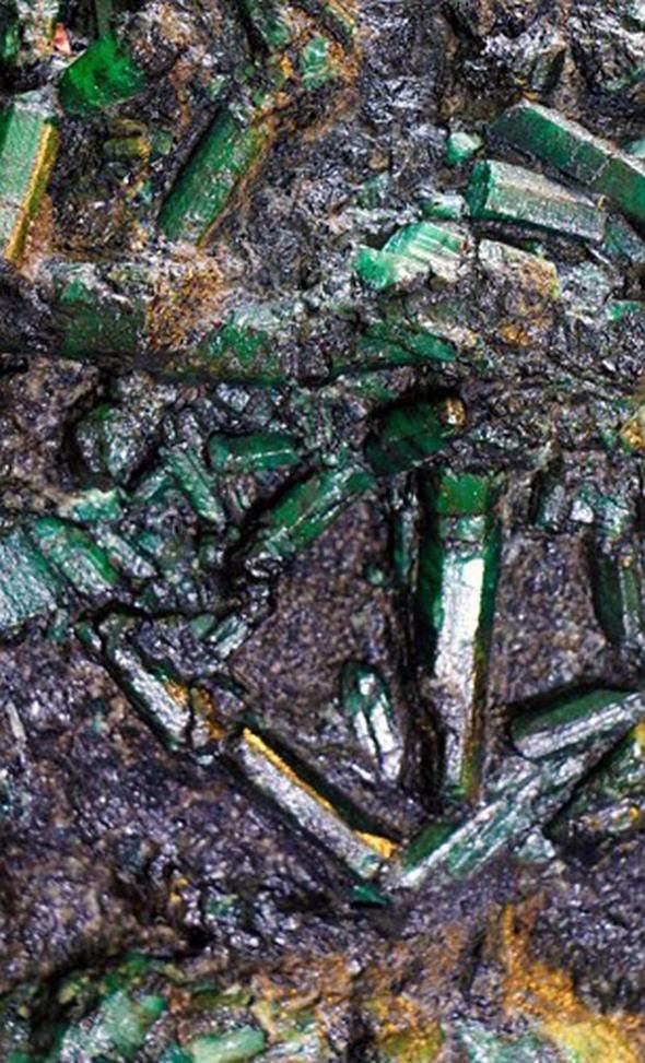 <p>1,3 metre yüksekliğindeki ve 360 kilogram ağırlığındaki dev zümrüt, geçen Nisan ayında, Brezilya'nın kuzeyinde yer alan Carnaiba bölgesindeki bir maden ocağında bulundu.</p>
