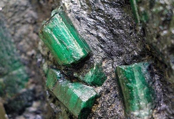 <p>Değerli taş, Carnaiba madenlerinin Pindoubacu isimli bölgesinde, yerin 200 metre altından Bahia Mineral Şirketi tarafından çıkarıldı.</p>
