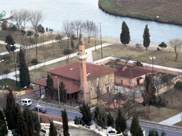 <p>ŞAH SULTAN CAMİİ: Şah Sultan Camii İstanbul'un Eyüp ilçesinde merkez mahallesinde, Silahtar Ağa caddesinde bir camidir. Bu cami ve çevresi Sünbüli tekkesi idi. 1533'de Yavuz Sultan Selim kızı Şah Sultan Mimar Sinan'a yaptırdı. Cami türbesinde şeyh merkezzade Ahmet Efendi yatmaktadır.</p>