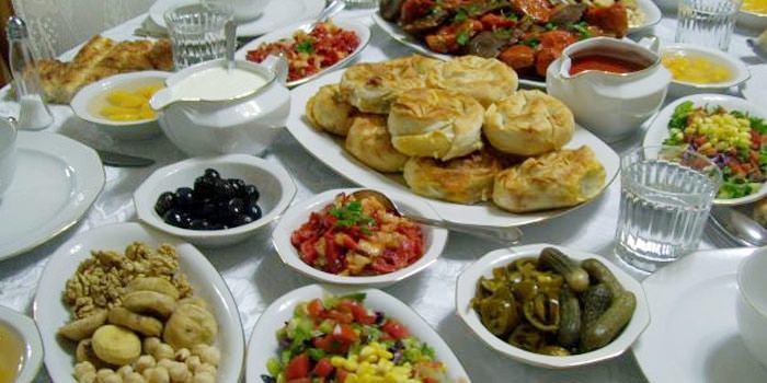 <p>Ramazan'da gün boyu aç kalmanın sonrasında oruç açılacağı zaman aniden yemek yemek, mide ve bağırsak sistemini olumsuz etkiler. </p>
