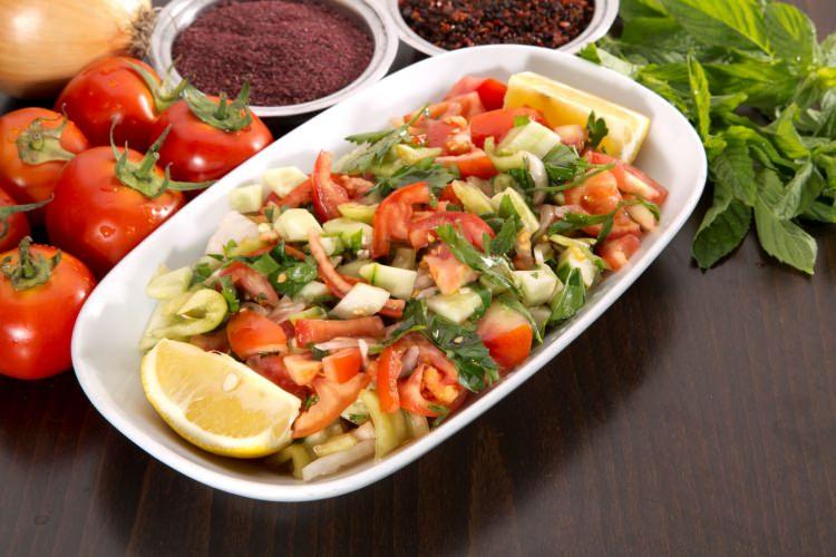 <p>- Bol salata (1 tatlı kaşığı yağlı)</p>
