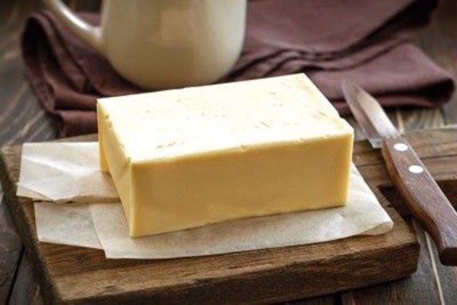 <p>Birçok insanın sofrasında bulundurduğu ve "oleo margarin" denilen yağdan üretilen margarin yağının birbiri içerisinde çözülmeyen karışımlardan oluştuğuna dikkat çeken Şimşek, "Margarin yağı bitkisel ve hayvansal yağlar ile suyun karışımından oluşmakta.</p>
