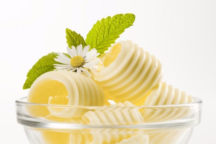 <p>Son yıllarda insanlarda kalp hastalıklarına yakalanma yaşının hızlı bir düşüş göstermesi ile, margarinin ne kadar zararlı olduğu giderek gün yüzüne çıkmaktadır.</p>