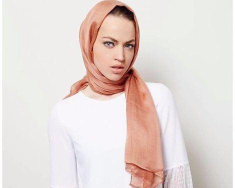 <p>Bonesiz takılan eşarp ve şallar, ucundan hafif görünen şalların ne tesettürde ne de güçlü stil anlayışında yeri yok. </p>