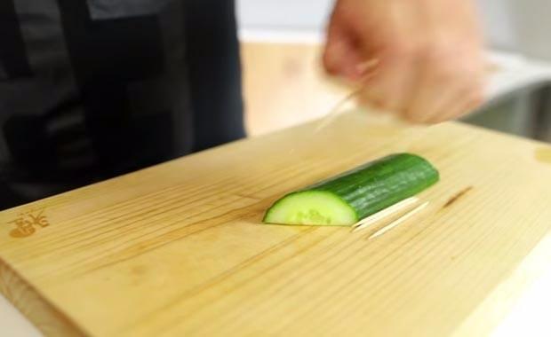 <p>Salatanın iki yanına bitişik bir şekilde hizanızı alın ve kürdanlarınızı yerleştirin.</p>