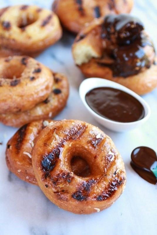 <p><strong>Izgara Donut</strong></p>

<p>Izgara donutu sıcak sos ile servis yaptığınız düşünsenize. Yeryüzündeki cenneti hissetiren bir lezzet bu.</p>
