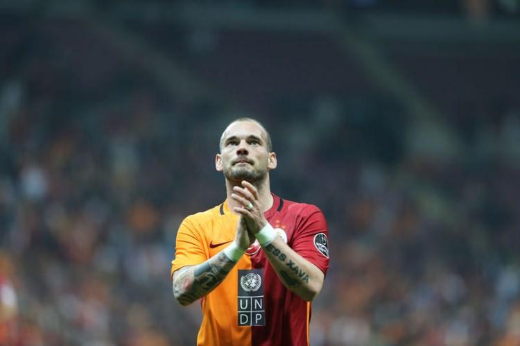 <p>Sneijder: "Beni yanlış anlamayın tüm dünya için dua ediyorum. Fakat bugün memleketim için daha fazla dua ediyorum."</p>
