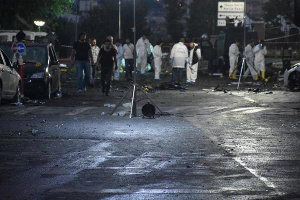 <p>Sultanbeyli'de polis merkezine yapılan bombalı saldırının şiddeti, havanın aydınlanması ile gün yüzüne çıktı.</p>
