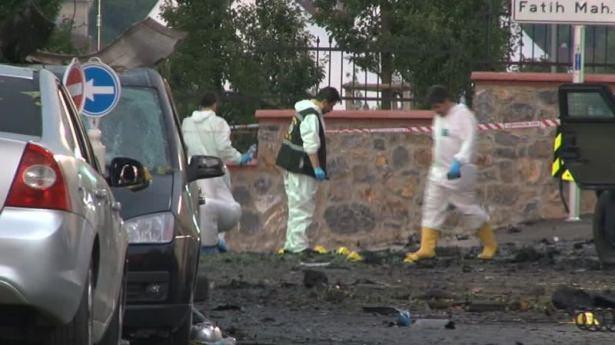 <p>Karakolun yer aldığı 3 katlı binanın harabeye döndüğü görülürken, çevredeki binalar ve araçlardaki hasarlar da dikkat çekti. Polis olay yerindeki incelemesi sürüyor.</p>
