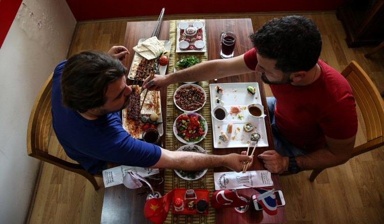 <p>Restoranın sahibi Adanalı Turgay Şenyuva, uzun süre Uzak Doğu'da kaldığını, burada öğrendiği suşiyi Türkiye'ye döndükten sonra dost ve akrabalarına yaparak ikram ettiğini söyledi.</p>
