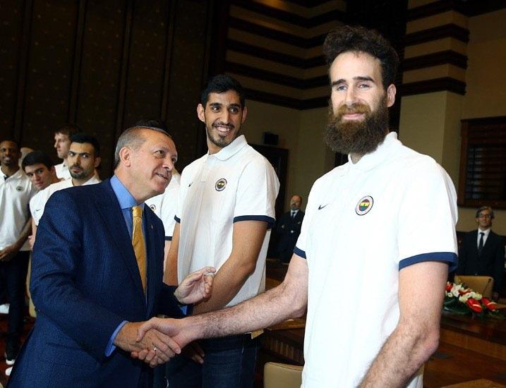 <p>Şampiyonluk sonrası söz verdiği gibi saçlarını kestiren İtalyan basketbolcu Luigi Datome ile özel olarak ilgilenen Erdoğan, yıldız basketbolcunun yeni saç stilini inceledi.</p>
