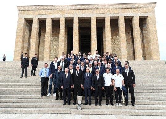 <p>Fenerbahçe, Cumhurbaşkanlığı Külliyesi'nin ardından Anıtkabir'i ziyaret etti.</p>
