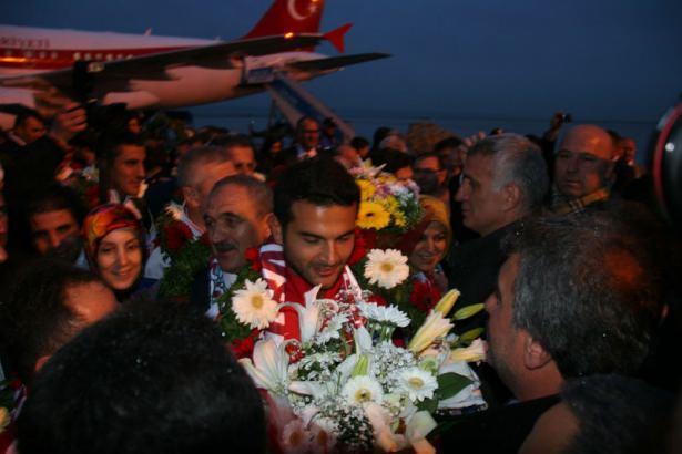 <p>Trabzon Erdoğdu Anadolu Lisesi, Başbakanlığa ait özel uçak "ANA" ile Trabzon'a geldi.</p>
