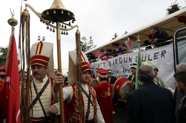 <p>Trabzon Erdoğdu Anadolu Lisesi, Başbakanlığa ait özel uçak "ANA" ile Trabzon'a geldi.</p>