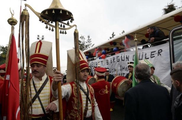 <p>Trabzon Erdoğdu Anadolu Lisesi, Başbakanlığa ait özel uçak "ANA" ile Trabzon'a geldi.</p>
