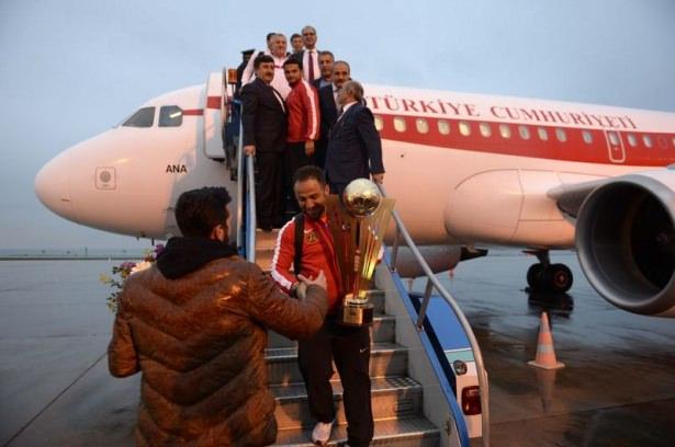 <p>Trabzon Erdoğdu Anadolu Lisesi, Başbakanlığa ait özel uçak "ANA" ile Trabzon'a geldi.</p>