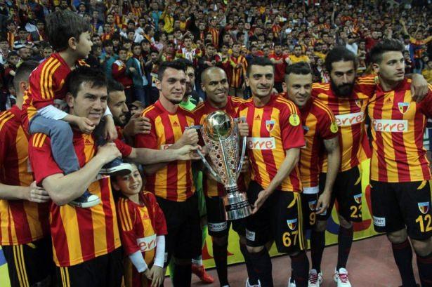 <p>PTT 1. Lig’in şampiyonu Kayserispor, 2-1'lik Karşıyaka galibiyetinin ardından kupasını aldı.</p>