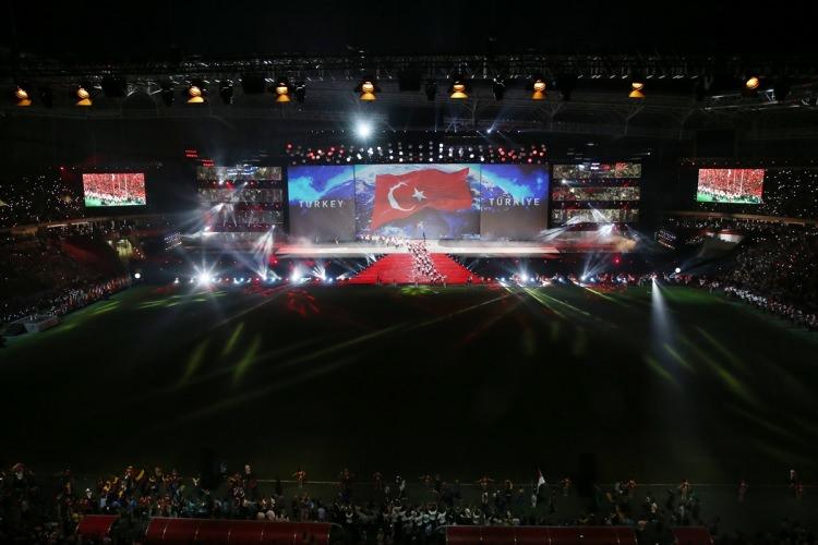 <p>Geceye etkileyici ışık oyunları, koreografi, hava fişek gösterileri ile dans ve müzik şovları damgasını vurdu.</p>
