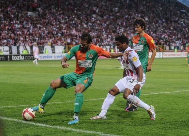<p>PTT 1. Lig Play Off yarı final ilk maçında Samsunspor, Albimo Alanyaspor'u farklı mağlup etti.</p>

