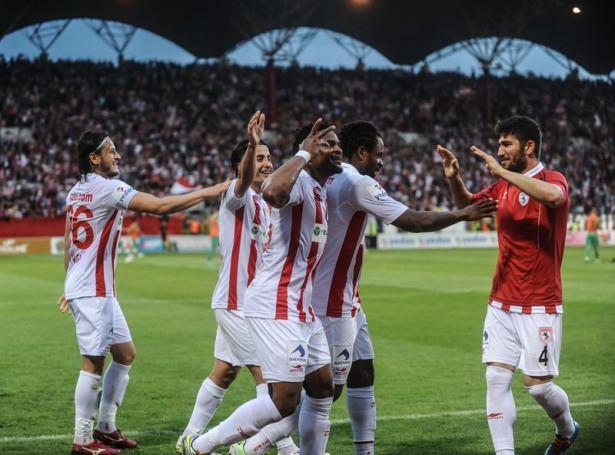 <p>PTT 1. Lig Play Off yarı final ilk maçında Samsunspor, Albimo Alanyaspor'u farklı mağlup etti.</p>
