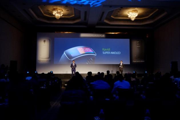 Samsung Electronics, tüketicilerin merakla beklediği yeni nesil  Galaxy S5’in yanı sıra, giyilebilir teknolojinin özgürlüğünü, kolaylığını ve tarzını bir üst seviyeye taşıyan Gear 2 ve Gear Fit’i tanıttı. 