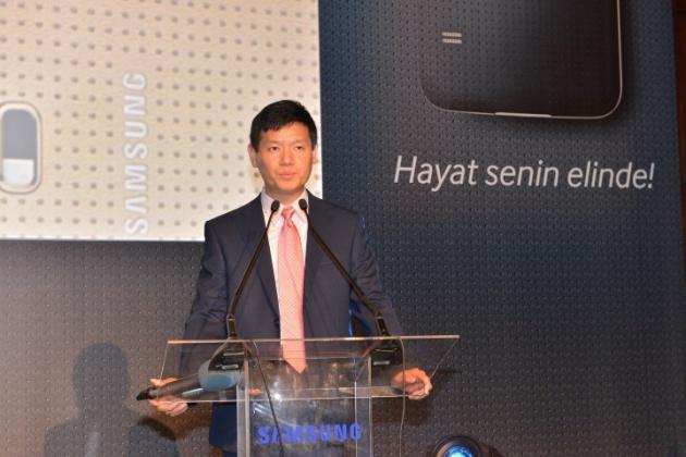 Tüketiciler için önemli olan noktalara odaklanarak geliştirilen yeni Galaxy S5, sağlıklı bir yaşam için geliştirilmiş fitness özelliklerini, gelişmiş kamera işlevlerini ve gelişmiş cihaz koruma özelliklerini, şık bir tasarımla bir araya getiriyor. Samsung Gear 2 ve Gear Fit ise en iyi giyilebilir teknoloji deneyimini sağlamak üzere, tüketicilere tamamen entegre bir mobil yaklaşım sunuyor. 