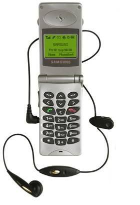 Samsung A100  Güney Koreli Samsung firmasının en çok satan modelleri arasında yer alan A100 modeli 2000 yılında piyasaya çıktı. 115x60 piksel ekran çözünürlüğüne ve 87 gram ağırlığa sahipti. 140 saniye ses kayıt ve 20 numarayı sesli arama özellikleri ile o yılların ileri teknolojiye sahip telefonları arasındaydı.