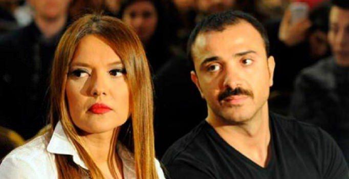 <p>Pop şarkıcıları Mustafa Sandal ve Demet Akalın 'Türkiye diz çökmeyecek' yazılı görsel eşliğinde tepkilerini dile getirdi. Sandal, 'Mesaj, dün, bugün ve yarın nettir' ifadelerini paylaşırken, Akalın ise mesajında 'Yaralılara acil şifalar diliyoruz. Lanet olsun teröre.' ifadelerine yer verdi.</p>