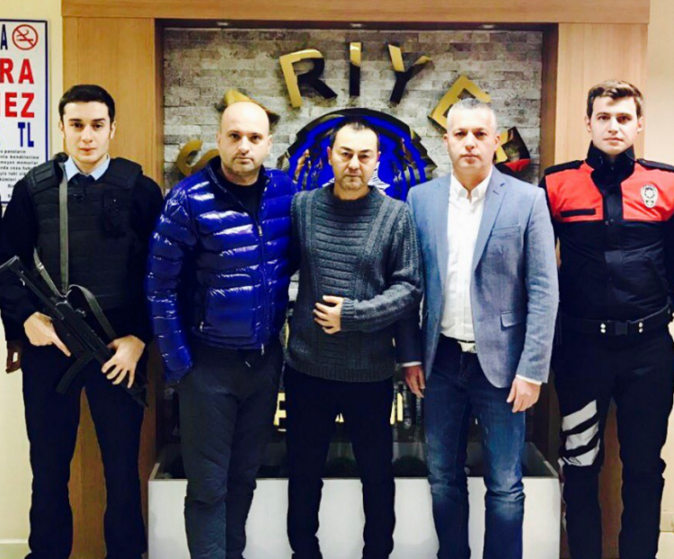 <p>İstanbul'da 38 kişinin şehit olduğu ve 155 kişinin yaralandığı terör saldırısının ardından birçok sanatçı emniyet güçlerine destek vermek için polis merkezlerini ziyaret etti.</p>
